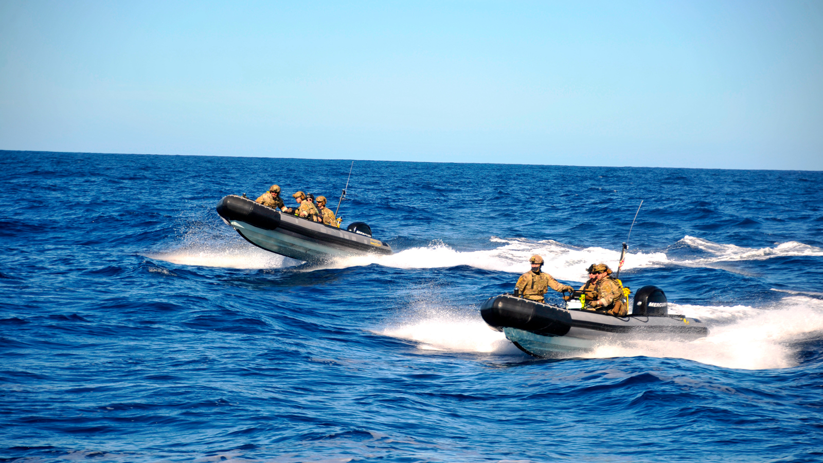 Des membres du détachement d’application de la loi de la Garde côtière américaine effectuent un exercice d’arraisonnement