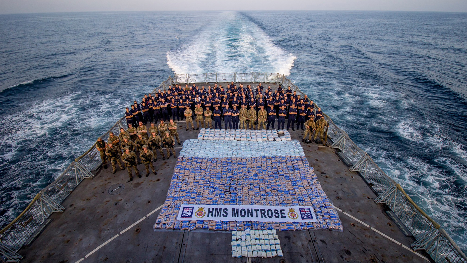 L’équipage du HMS Montrose avec des narcotiques illicites saisis le 12 mars
