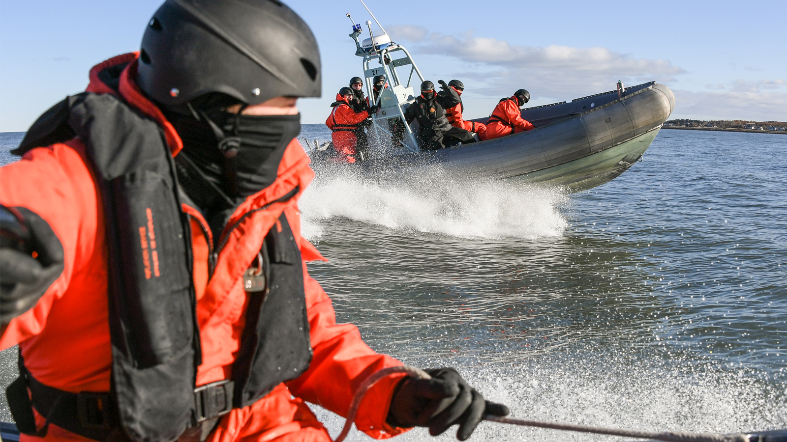 ##MCECOPY##Les membres du NCSM d'Iberville à Rimouski, Québec, ont effectué des manœuvres en bateau par temps froid.