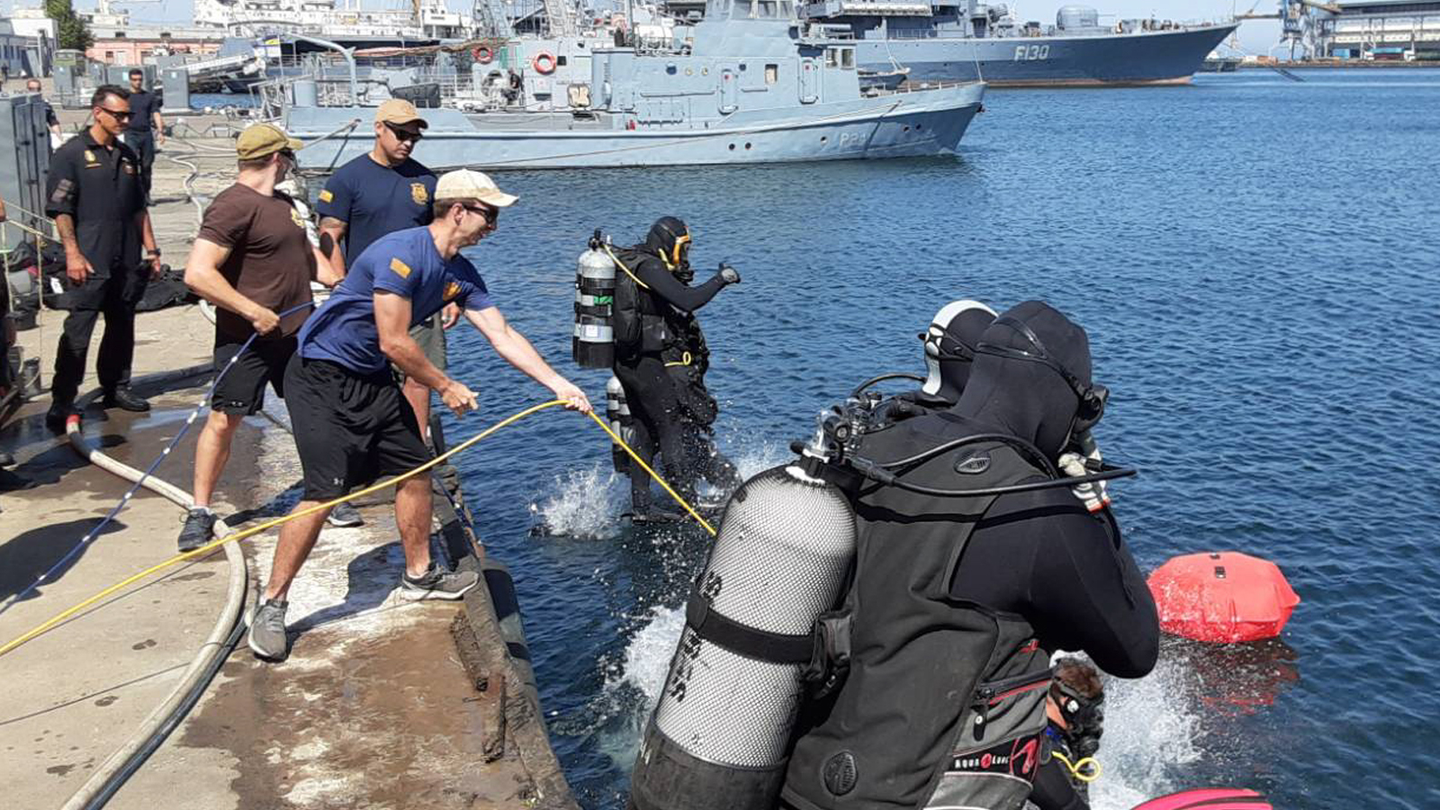 ##MCECOPY##Des plongeurs-démineurs de la MRC effectuent un entraînement à l’intégration des forces avec d’autres forces maritimes dans le cadre de l’exercice Sea Breeze 21 à Odessa, en Ukraine le 1er juillet.