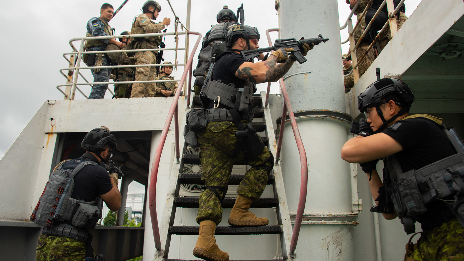 Des membres du Groupe des opérations tactiques navales font une démonstration à des partenaires multinationaux des exercices exécutés à bord des navires dans le cadre de l’exercice Sea Breeze 21 en Ukraine le 5 juillet.