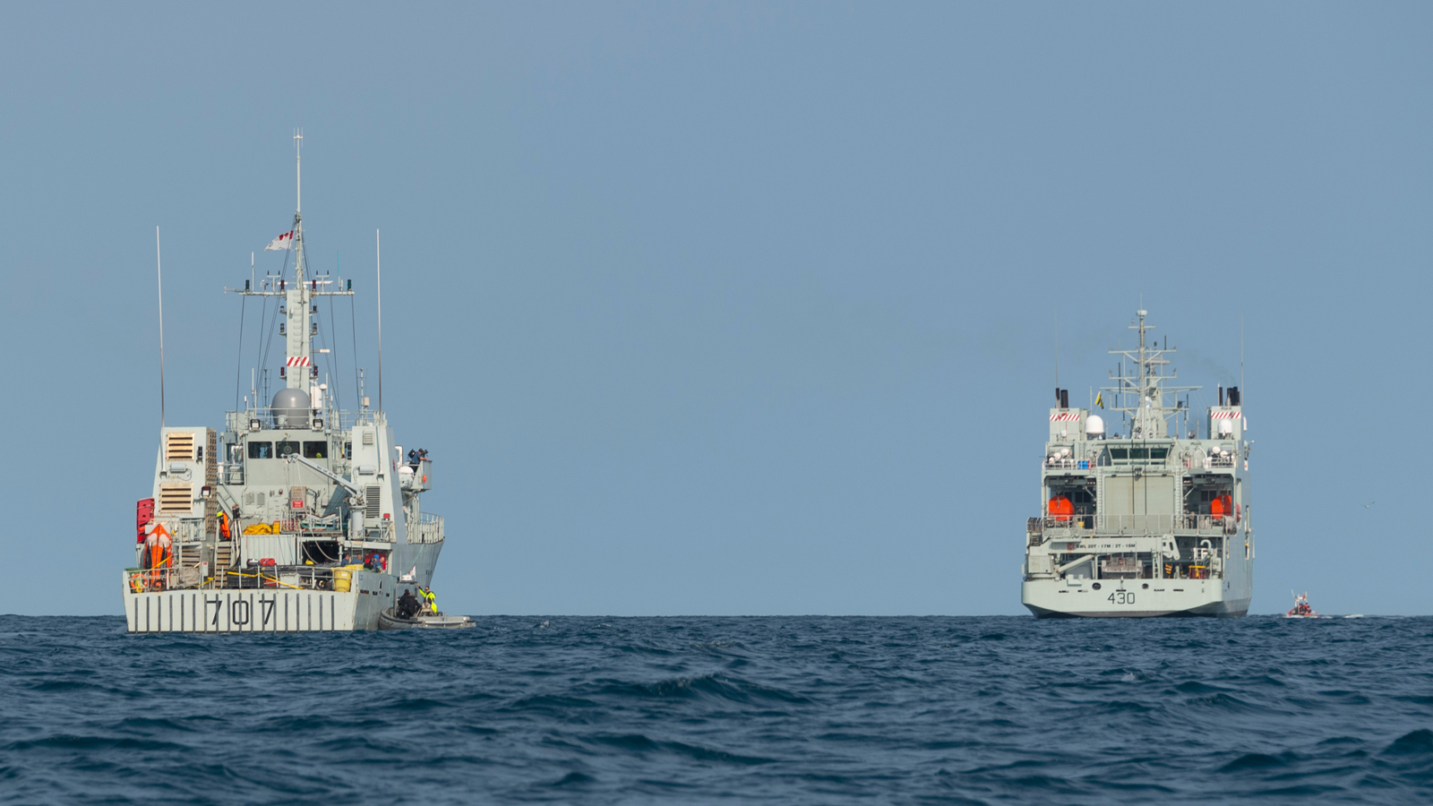 Les NCSM Goose Bay, à gauche, et Harry DeWolf effectuent des manœuvres d’embarcation à bord de bateaux dans le cadre de l’opération Nanook.