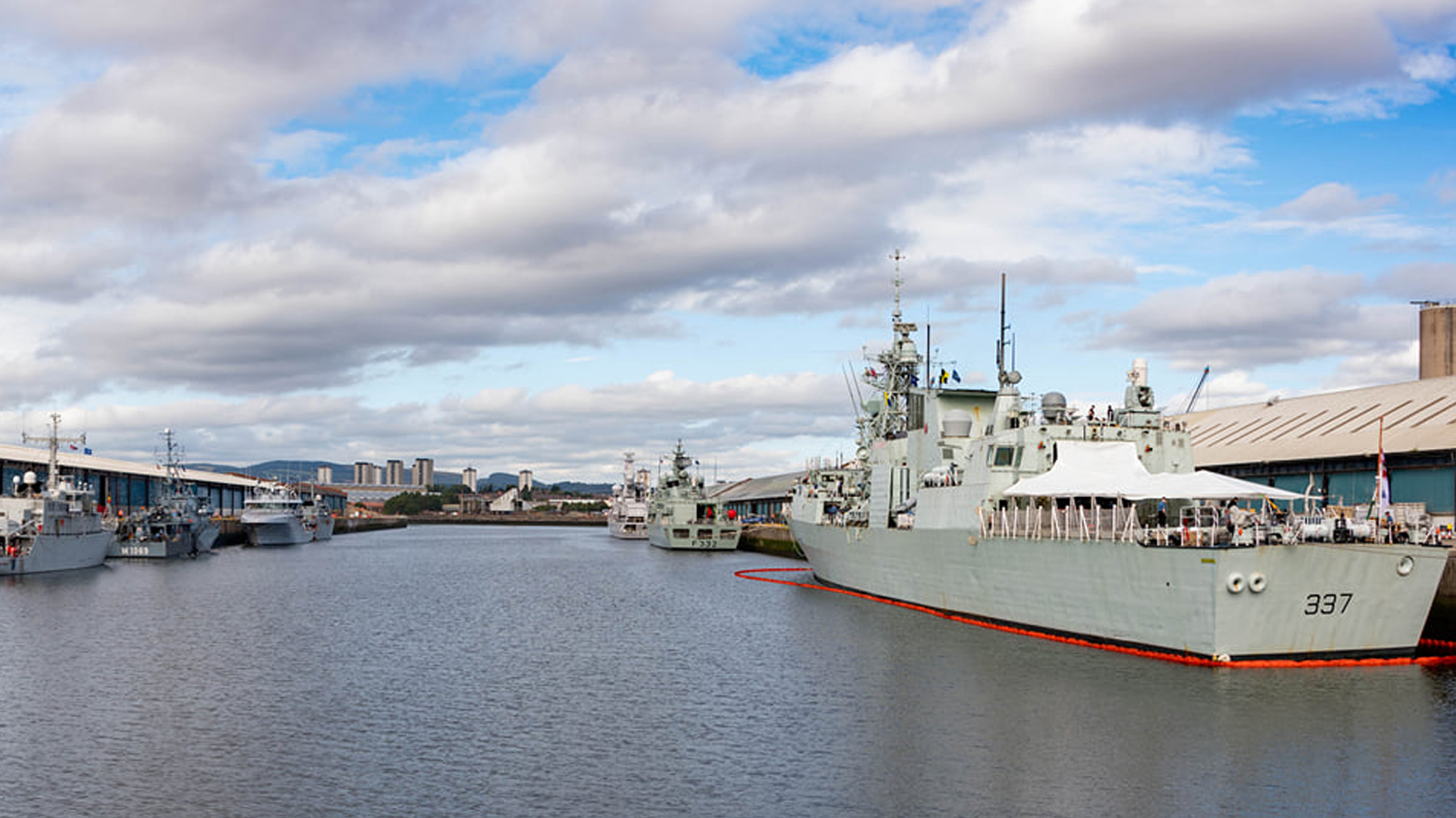 Le NCSM Fredericton amarré au port de Glasgow