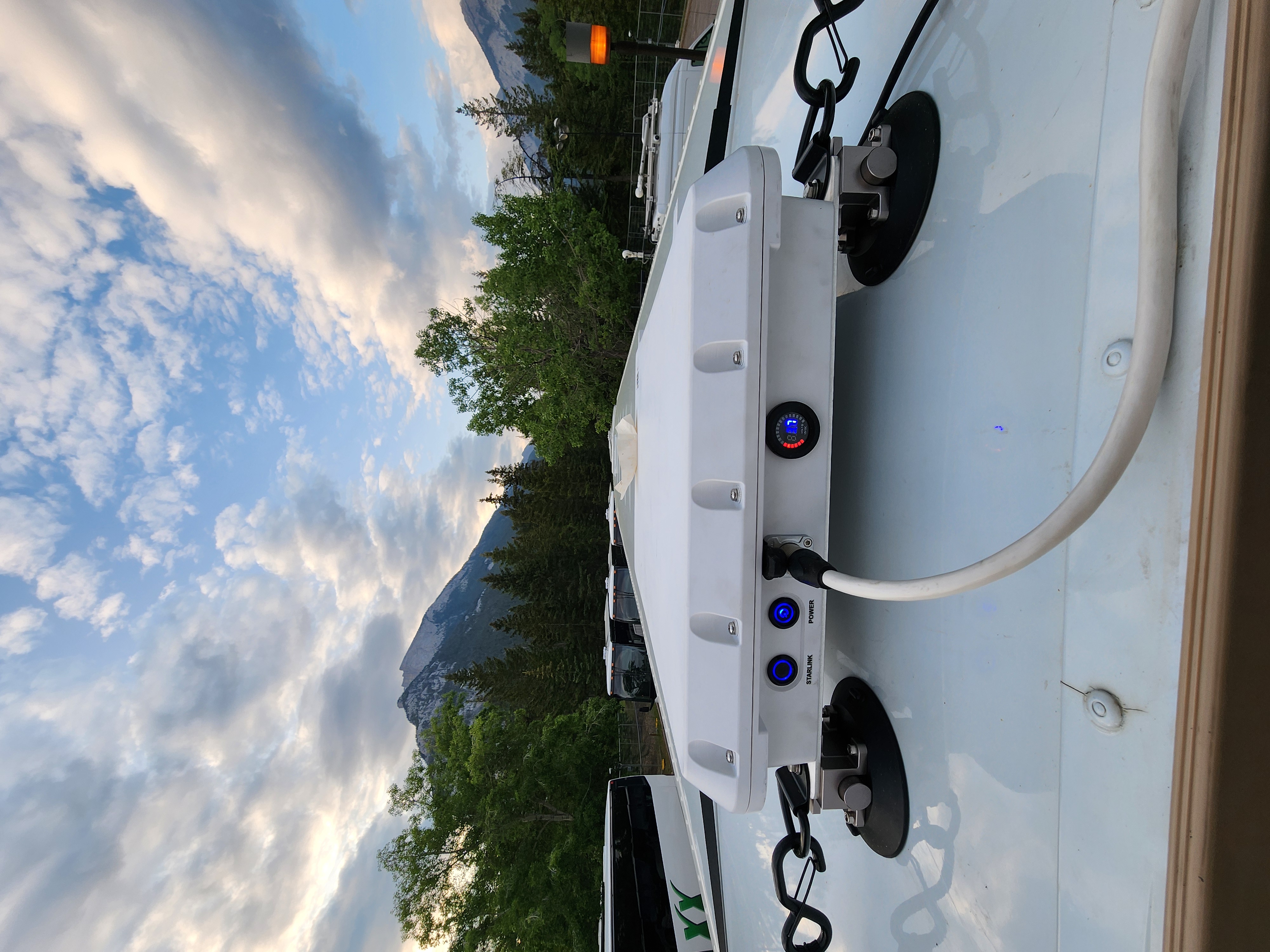Un câble connecté à un boîtier blanc fixé au toit d’un autobus voyageur. Ce boîtier contient la technologie nécessaire pour fournir une connexion Internet haute vitesse dans les véhicules.