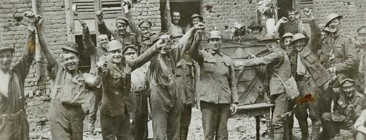 Les soldats de la Seconde Guerre mondiale célèbrent la fête du Canada, alors connue sous le nom de fête du Dominion