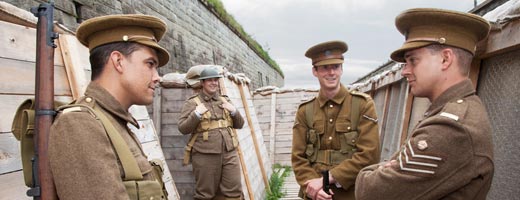 Quatre hommes portant l’uniforme des soldats de la Première Guerre mondiale défendent la forteresse