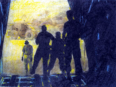 Trois silhouettes en train de décharger un Hercules à l’aéroport de Kandahar